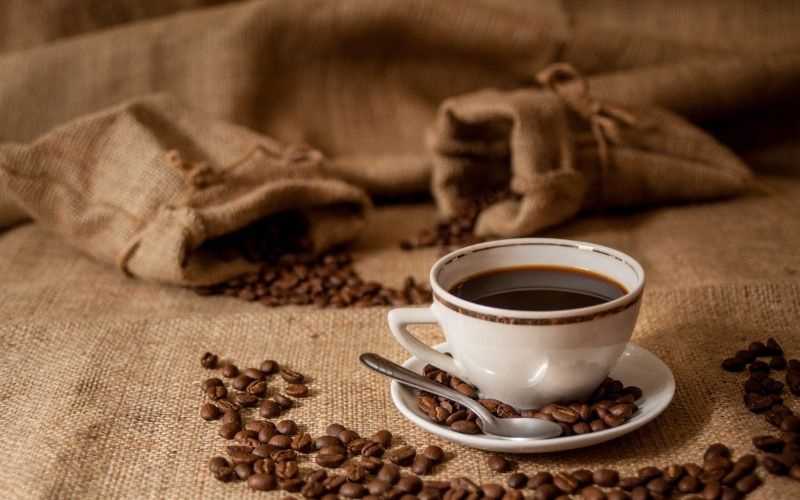 De la Graine à la Tasse : Comment le Choix de Votre Cafetière Influence le Goût