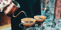 les accessoires pour le café comme des filtres à café sur des porte-filtres et une bouilloire
