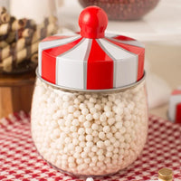 Boite Biscuit Mignonne et Design Transparent, sur une table, avec son capuchon rouge et blanc.