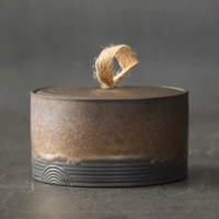 Boite Japonaise Artisanale en Céramique, sur un fond gris.