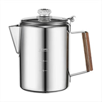 Cafetiere Camping Argentée en Acier Inoxydable, sur un fond blanc.