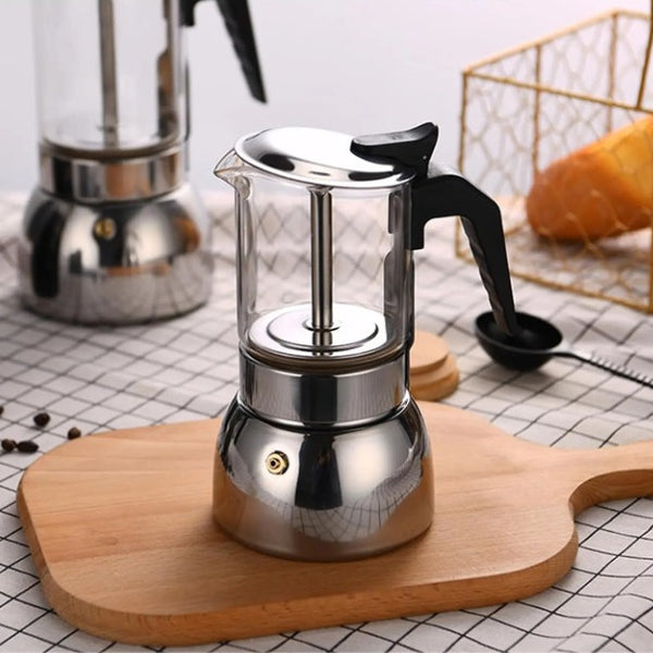 Cafetière Moka en Verre et Acier Inoxydable, sur une planche en bois.