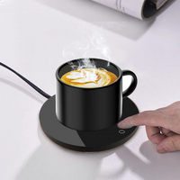 Chauffe Tasse Électrique Design et Portable, sur une table avec une tasse noire dessus.