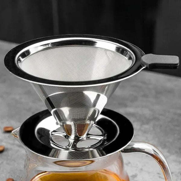 Filtre à Café entonnoir en Acier Inoxydable, posé sur une carafe cafetière en verre.