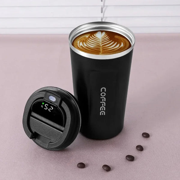 Gobelet Isotherme avec Affichage Numérique de Température noir ouvert  avec graine de café à côté et sur fond gris