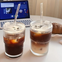 Lot de 2 Tasse Café Transparente avec Paille, posés sur une table devant un ordinateur.