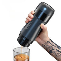 Machine a Cafe Portable Ergonomique et Design, maintenu dans une main, en train de verser du café dans une tasse, sur un fond blanc.