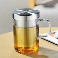 Mug Infuseur Moderne et Design sur une table