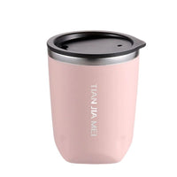 Mug de Voyage Rose en Acier Inoxydable sur fond blanc