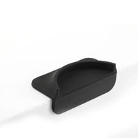 Support de Coin de Table en SIlicone Noir, sur un fond blanc.