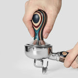 Tamper Barista Manche en Bois Coloré 58mm, utilisé par un barista, il tasse le café dans un porte filtre avec le manche de la même gamme que le tamper.