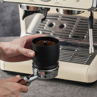 Tasse Barista Noire pour Dosage Café 58mm, installée sur un porte filtre de 58 -mm