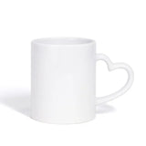 Tasse Blanche Mignonne avec Anse en Forme de Coeur, sur un fond blanc.