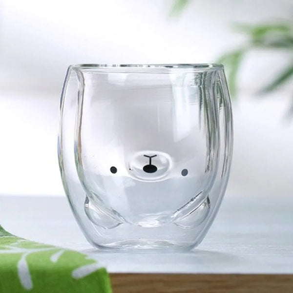 Tasse à Café Transparente en Forme d'Ours, posé sur une table.
