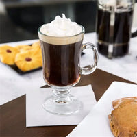 Verre Irish Coffee Épais et Transparent avec Anse, avec un café crème dedans.